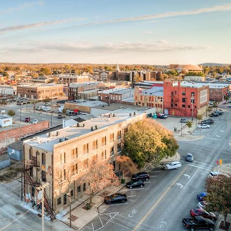 Deluxe Studio In Historic Downtown Building! Бартълсвил Екстериор снимка